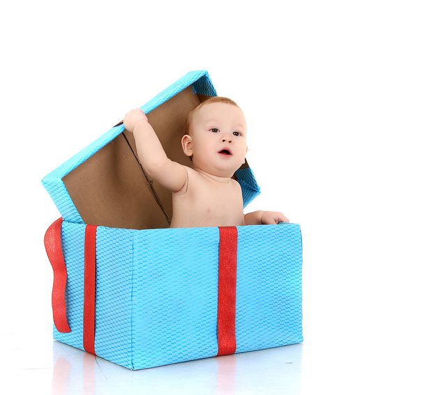 little boy sitting in a box - Φωτογραφία, εικόνα