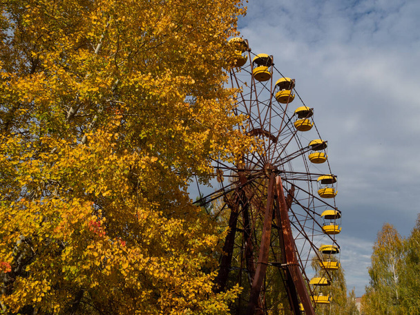 Grande roue dans un parc d'attractions abandonné dans une ville fantôme Pripyat, ville post-apocalyptique, saison d'automne dans la zone d'exclusion de Tchernobyl, Ukraine
 - Photo, image