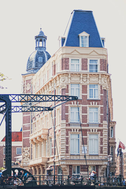 Главная улица в центре Амстердама в Нидерландах
 - Фото, изображение