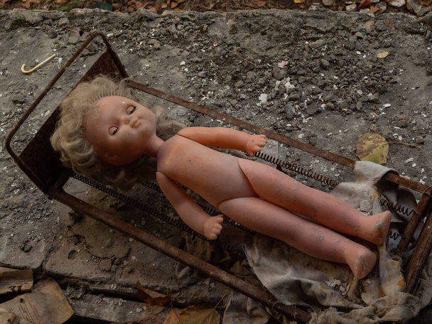 Uma boneca num jardim de infância abandonado após a explosão do reactor em Chernobyl. Pripyat Ucrânia
 - Foto, Imagem