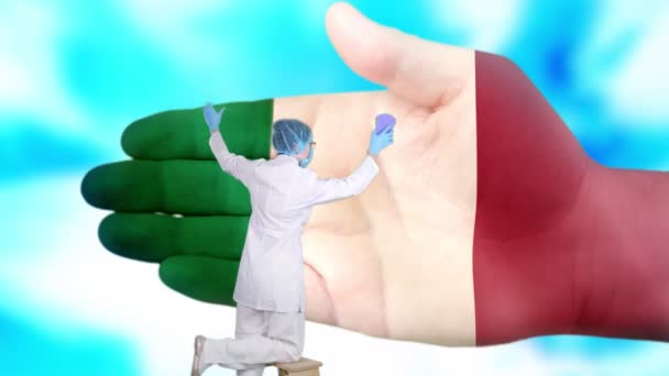 Nurse in medical mask and gloves washes large hand, painted in colors of Italy flag. State care for nation health. Wash your hands concept. Viruses protection. Diseases prevention. - Πλάνα, βίντεο