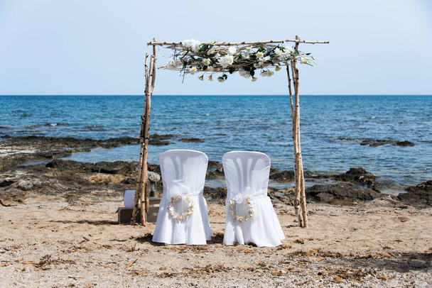 地中海に隣接するマヨルカ島での親密な結婚式 - 写真・画像