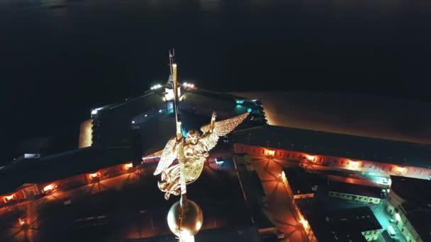 Letecký pohled na věž Petrovy a Pavlovy pevnosti se zlatým křížem a andělem, Petrohrad, Rusko - Záběry, video