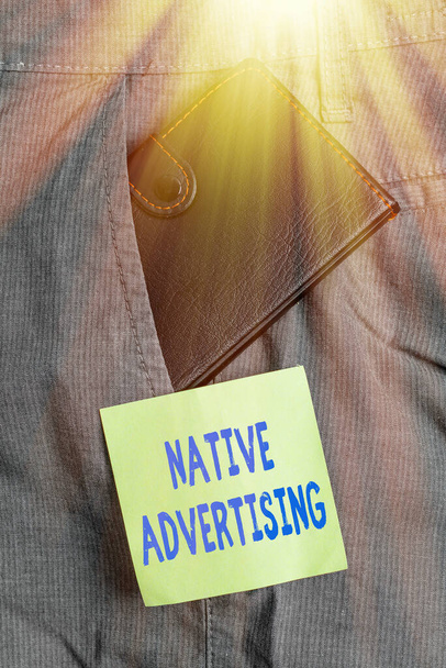 Schreibnotiz, die Native Advertising zeigt. Geschäftsfotos mit Online-bezahlten Anzeigen entsprechen der Form-Funktion von Webseiten Kleine Brieftasche in Hosentasche in der Nähe von Notizpapier. - Foto, Bild