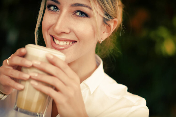 lifestyle and people concept: Beautiful Girl With Cup of Coffee - Foto, Imagen