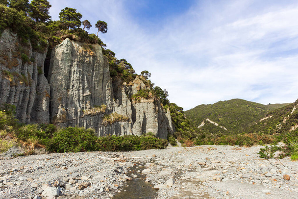 Steile Klippen der Nordinsel, Putangirua Pinnacles. Neuseeland - Foto, Bild