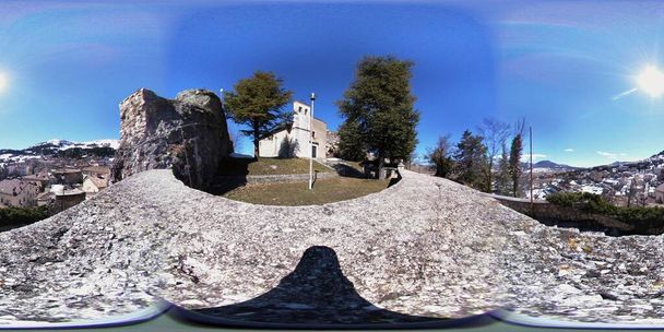 Pescocostanzo, L'Aquila, Abruzzo, Italy - 15 березня 2019: Spherical panoramic photo from the Church of Sant'Antonio Abate on the rocky spur of Peschio - Фото, зображення