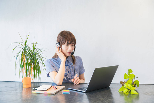 Azji kobieta biznes osoba komunikująca się online za pomocą laptopa i Internetu - Zdjęcie, obraz