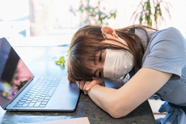 Azji biznes kobieta zmęczony biurko pracy zdalnej pracy - Zdjęcie, obraz