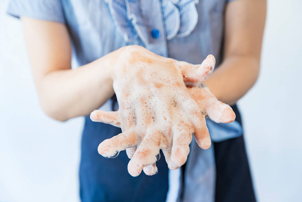 Photo rapprochée du lavage des mains avec une quantité suffisante de savon pour les mains
 - Photo, image