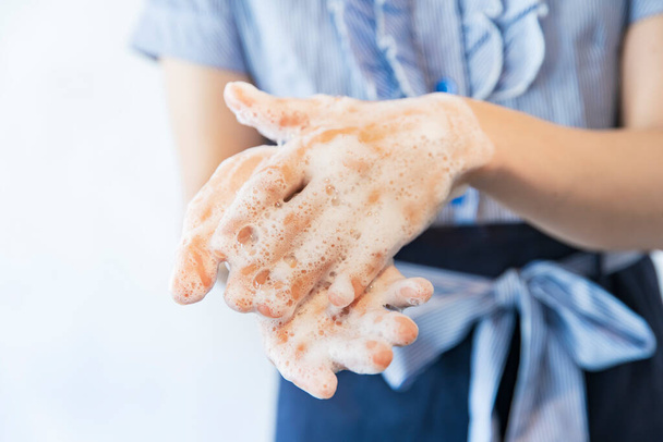 Κοντινή φωτογραφία πλυσίματος των χεριών προσεκτικά με επαρκή ποσότητα σαπουνιού χεριών - Φωτογραφία, εικόνα