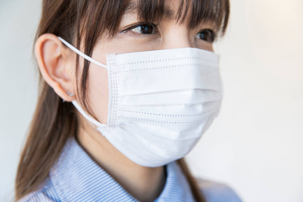Azjatka nosi maskę od nosa do podbródka, aby zapobiec zakażeniu kroplami - Zdjęcie, obraz