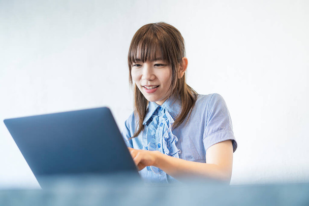 Asyalı kadın iş adamı internet ve dizüstü bilgisayarla iletişim kuruyor - Fotoğraf, Görsel