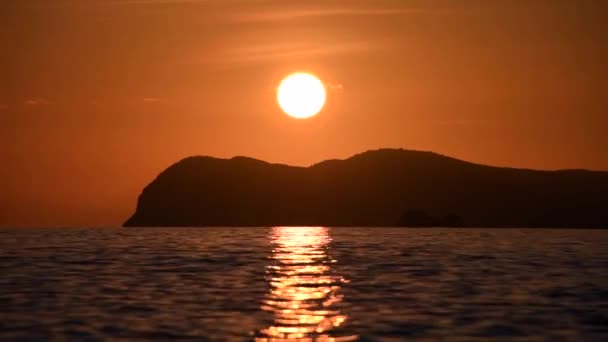 Zonsondergang zeelandschap met de zon over de berg aan de Middellandse Zee - Video