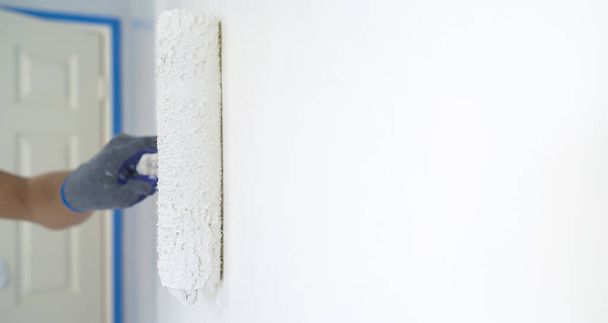 Painter Painting a House Wall with a White Paint Roller. - Fotografie, Obrázek