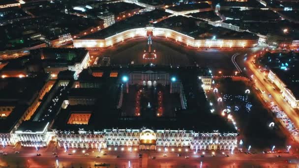 Widok z powietrza na pałac zimowy lub pustelnię z wału pałacowego z placem pałacowym w tle, Petersburg, Rosja - Materiał filmowy, wideo