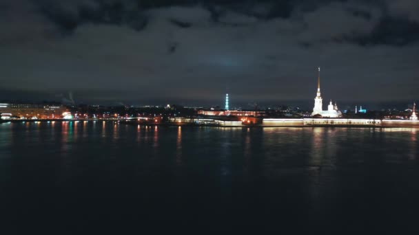 Letecký pohled na řeku Nevu s Petrem a Pavlem Pevností v pozadí, Petrohrad, Rusko - Záběry, video