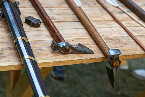 дальность набора оружия боевой викинг топор, мушкетное оружие на деревянном фоне
 - Фото, изображение
