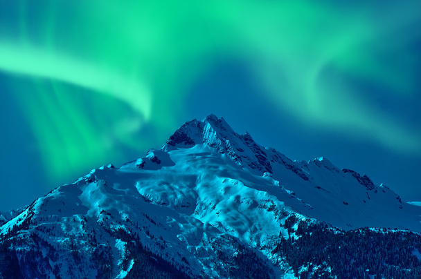 besneeuwde berg met northern lights - Foto, afbeelding