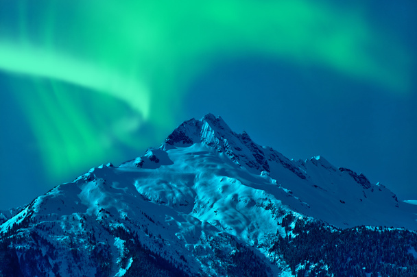 besneeuwde berg met northern lights - Foto, afbeelding