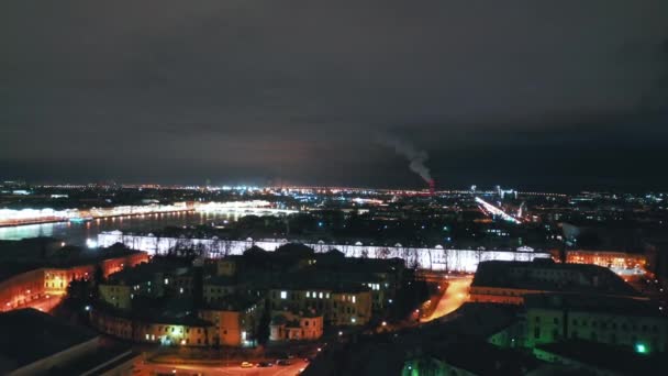 Вид з повітря Старої Петербурзької фондової біржі та ростральних колон, Санкт-Петербург, Росія - Кадри, відео
