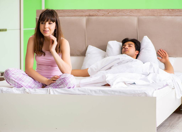 Frau und Mann nach Streit im Schlafzimmer - Foto, Bild