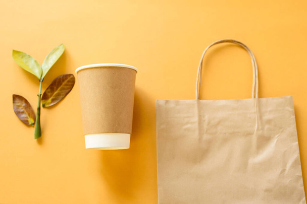 漂白されない植物繊維食品ボックスと紙コーヒーカップのセット。天然繊維エコ食品や飲料包装。廃棄物ゼロ - 写真・画像