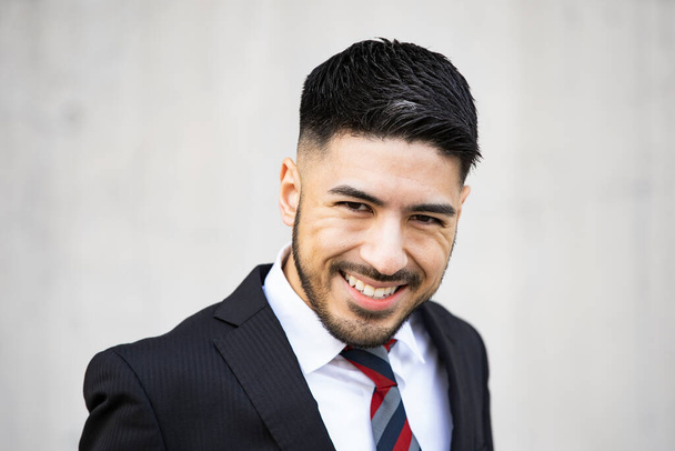Sekarotuinen nuori liikemies parta puku tekee kammottava hymy
 - Valokuva, kuva