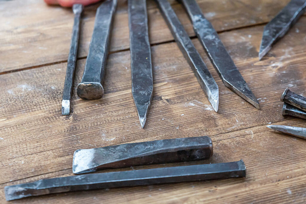 cincel de hierro conjunto, muchas herramientas para el corte de madera mano de obra
 - Foto, Imagen