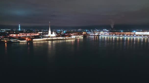 Letecký pohled na řeku Nevu s Petrem a Pavlem Pevností v pozadí, Petrohrad, Rusko - Záběry, video