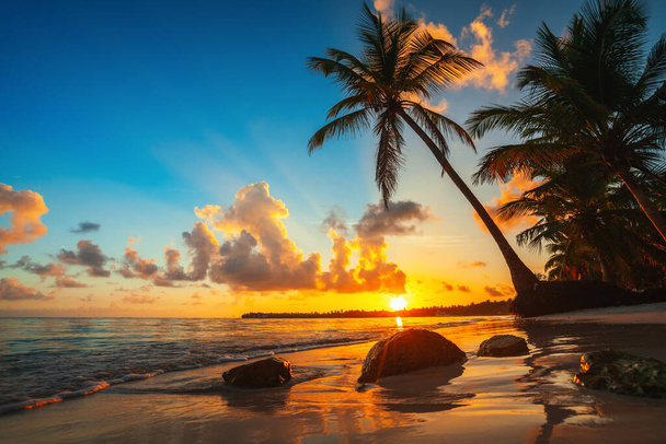 Krajobraz rajskiej tropikalnej plaży wyspowej, ujęcie wschodu słońca - Zdjęcie, obraz