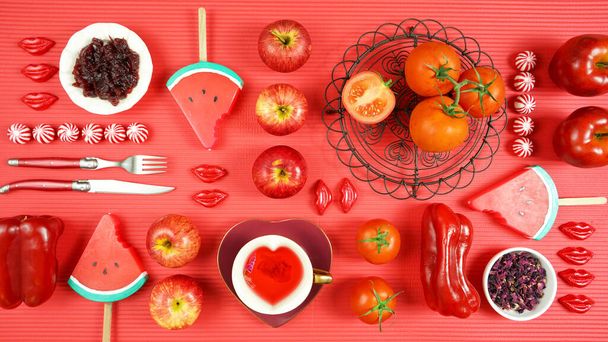 Alimentos rojos con antioxidantes saludables y beneficios para la salud concepto creativo
. - Foto, imagen