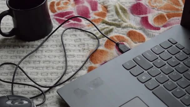 Computer-Maus-Verbindungskabel, das in die Laptop-Tastatur gesteckt wird. Netzwerkverbindung Plugin Internet der Dinge und moderne drahtlose Technologie Hintergründe. - Filmmaterial, Video
