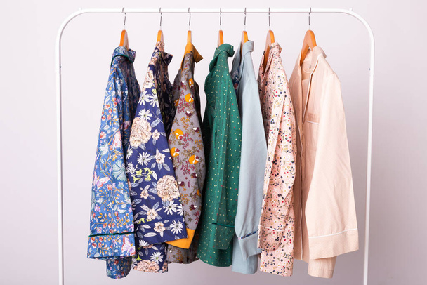 Kleding detailhandel concept. Dames pyjama op hangers in de kledingwinkel. Een pyjama in de winkel. Reclame, verkoop, mode en shopping concept. - Foto, afbeelding