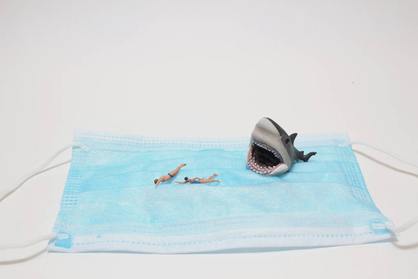 a Toy žralok kousání plavec figurka v bikinách - Fotografie, Obrázek