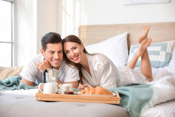 Ráno mladý pár se snídaní v posteli - Fotografie, Obrázek