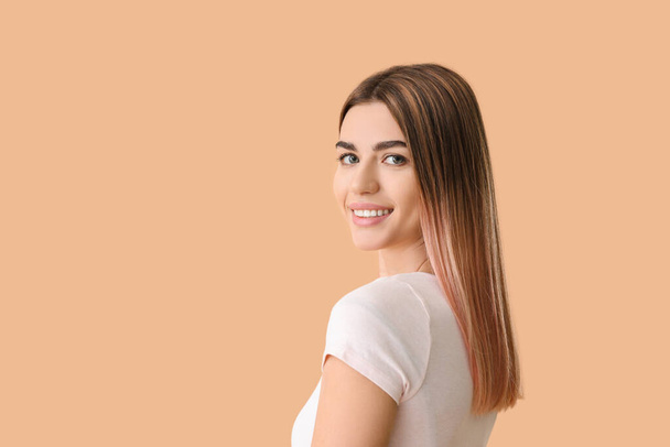 Young woman with healthy teeth on color background - Fotoğraf, Görsel