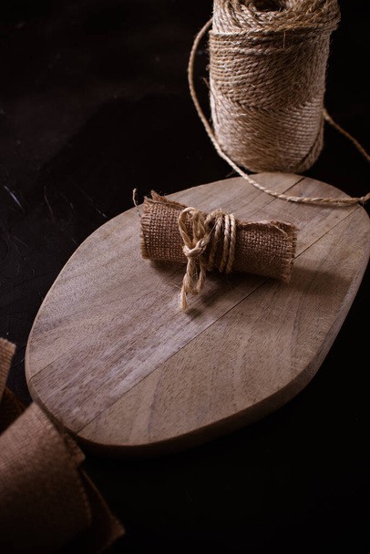 Pano de cânhamo e corda no fundo de madeira
 - Foto, Imagem