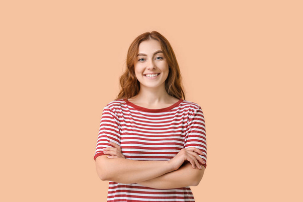 junge Frau mit gesunden Zähnen auf farbigem Hintergrund - Foto, Bild