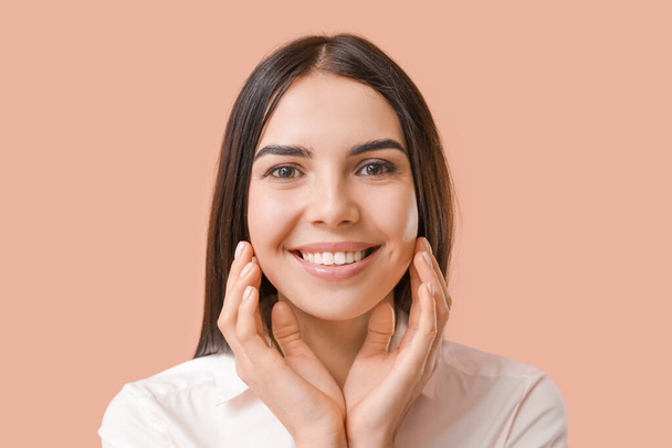 Young woman with healthy teeth on color background - Foto, afbeelding