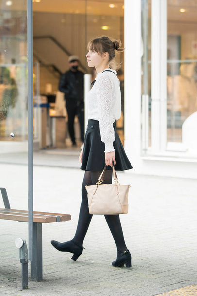 Caucasian young woman walking on a shopping street in Shibuya, Tokyo - Foto, imagen