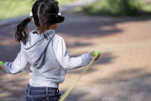 Japonais fille (5 ans) jouer avec saut corde
 - Photo, image