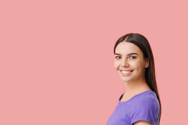 Молода жінка зі здоровими зубами на кольоровому фоні
 - Фото, зображення