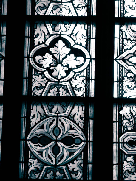 Glasmalerei als architektonischer Hintergrund. Bogensee in Frombork. Kunst im Hintergrund. Andreas in der Kathedrale von Frombork. - Foto, Bild