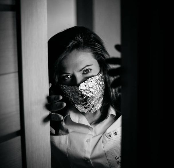 Masked quarantined girl stayed home in March 2020 - Foto, imagen