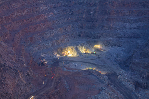 Proces těžby železné rudy v lomu ve večerních hodinách - Fotografie, Obrázek