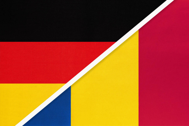Republika Federalna Niemiec kontra Rumunia, symbol dwóch flag narodowych z branży tekstylnej. Stosunki, partnerstwo i stosunki gospodarcze między państwami europejskimi. - Zdjęcie, obraz