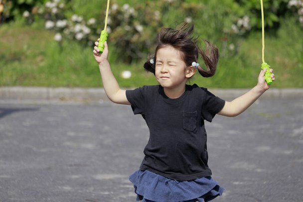 Японская девочка (5 лет), играющая с прыжком
 - Фото, изображение