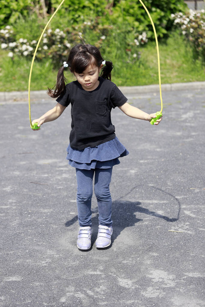 ジャンプロープで遊ぶ日本人女の子(5歳) - 写真・画像