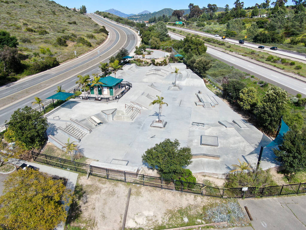 Vista aérea do parque de skate de concreto vazio ao ar livre com rampas
 - Foto, Imagem